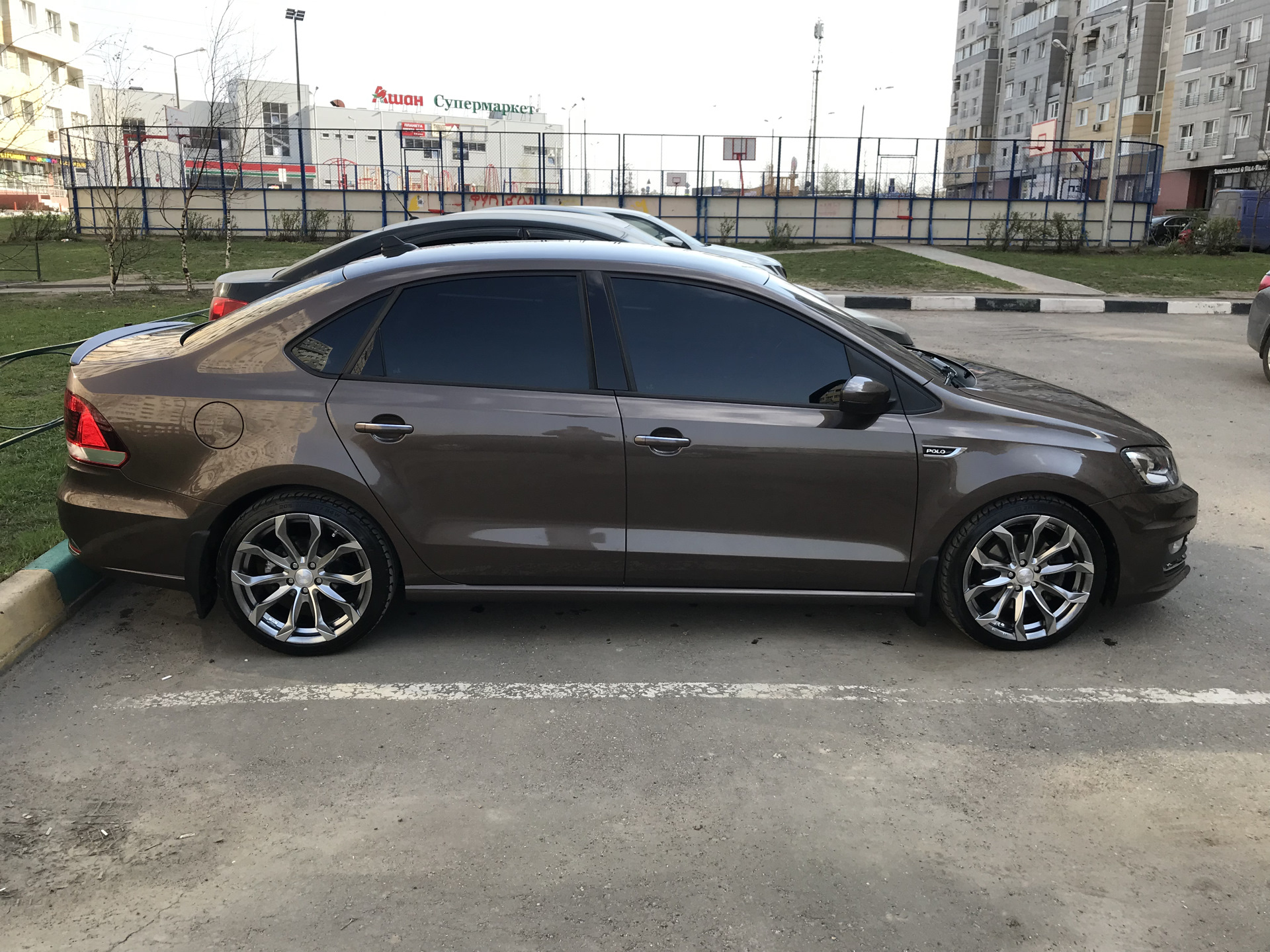 Новый сезон — новые диски — Volkswagen Polo Sedan, 1,6 л, 2017 года |  колёсные диски | DRIVE2