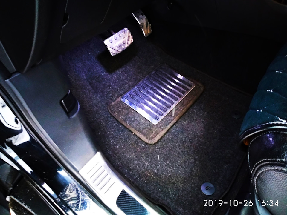 Подпятник на водительский коврик — Mitsubishi Outlander (3G), 2,4 л ...