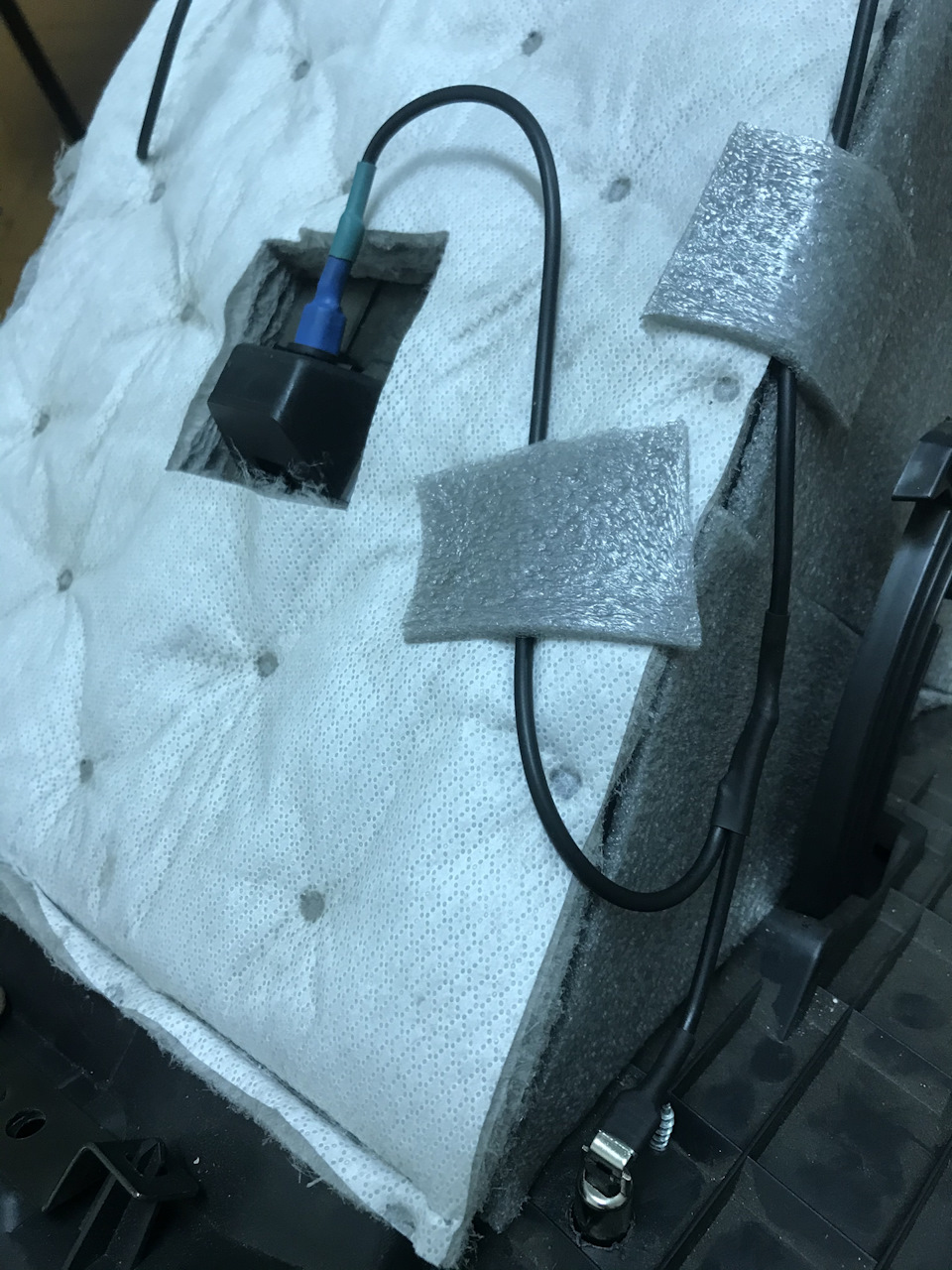 Да будет свет в бардачке… — Nissan Tiida (1G), 1,6 л, 2010 года ...