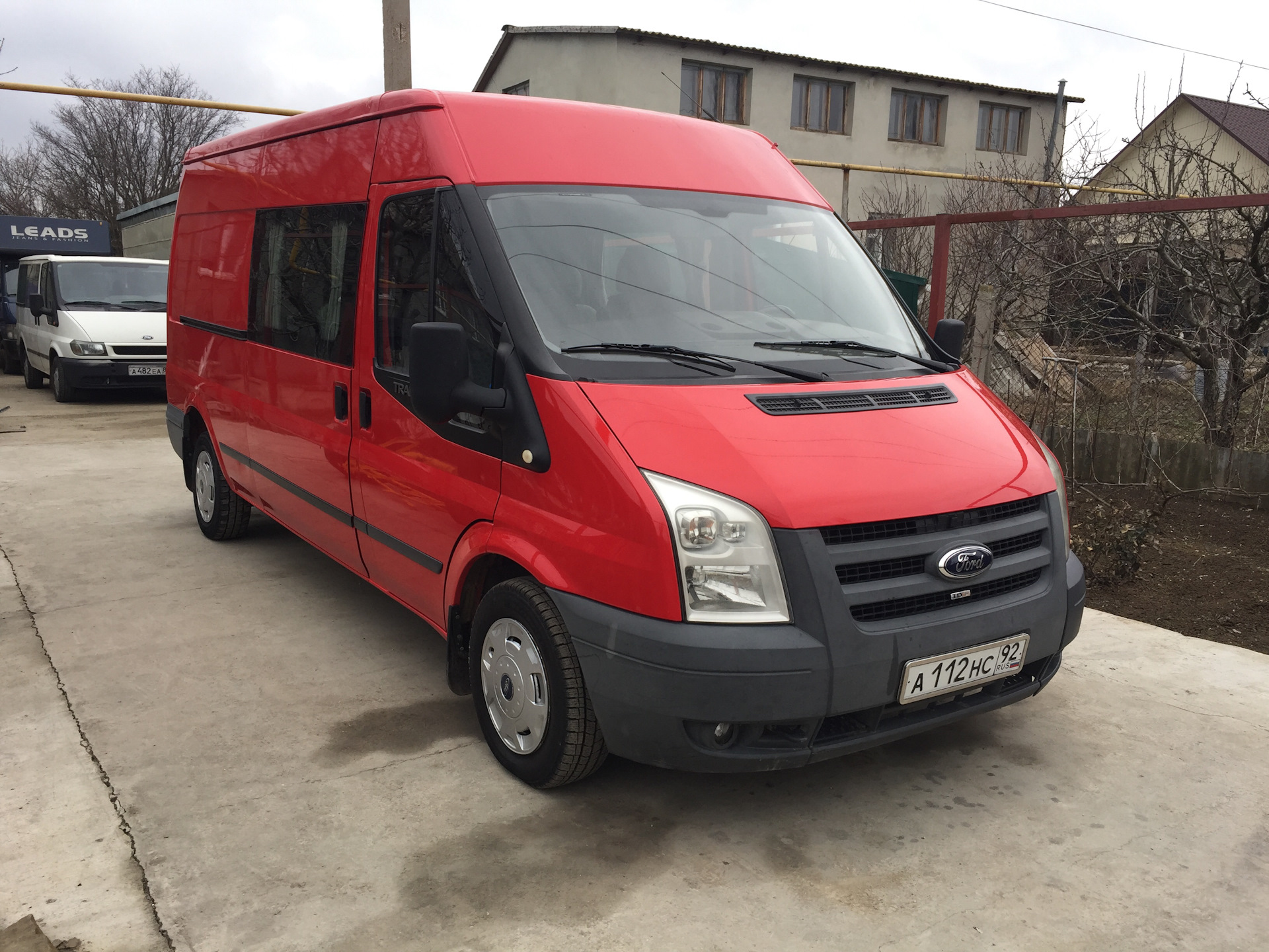красный транзит. красный транзит. Ford transit red цельнометаллический. Ford transit 2. Ford transit red.