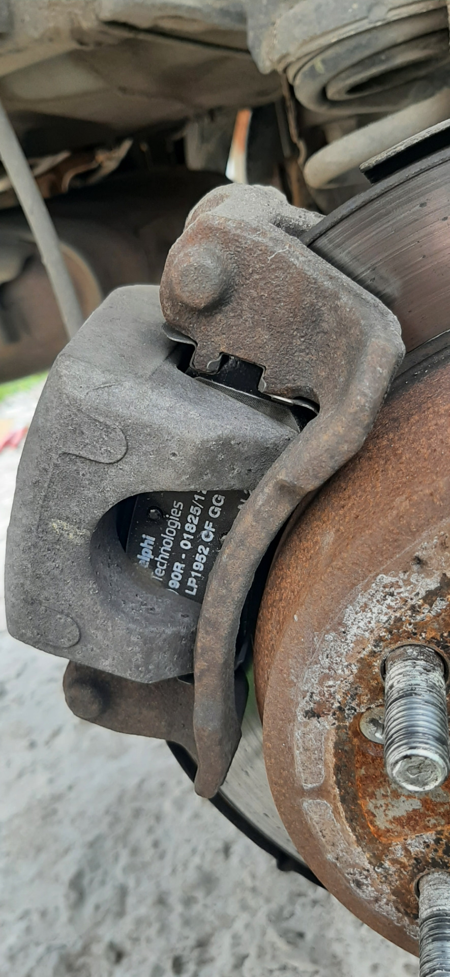 Скрипят суппорта. Тормозной диск трется об суппорт. Скрипят суппорта. Заклинивание суппорта тормозной системы. Скрипят суппорта.