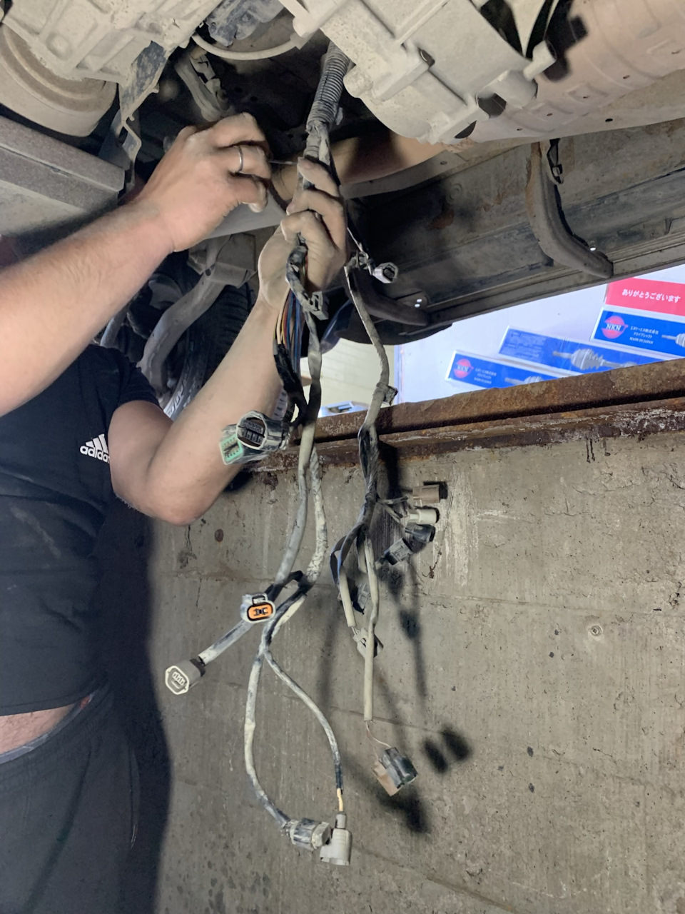 Золотой человек и грамотный автоэлектрик Саня — Mitsubishi Pajero (3G)