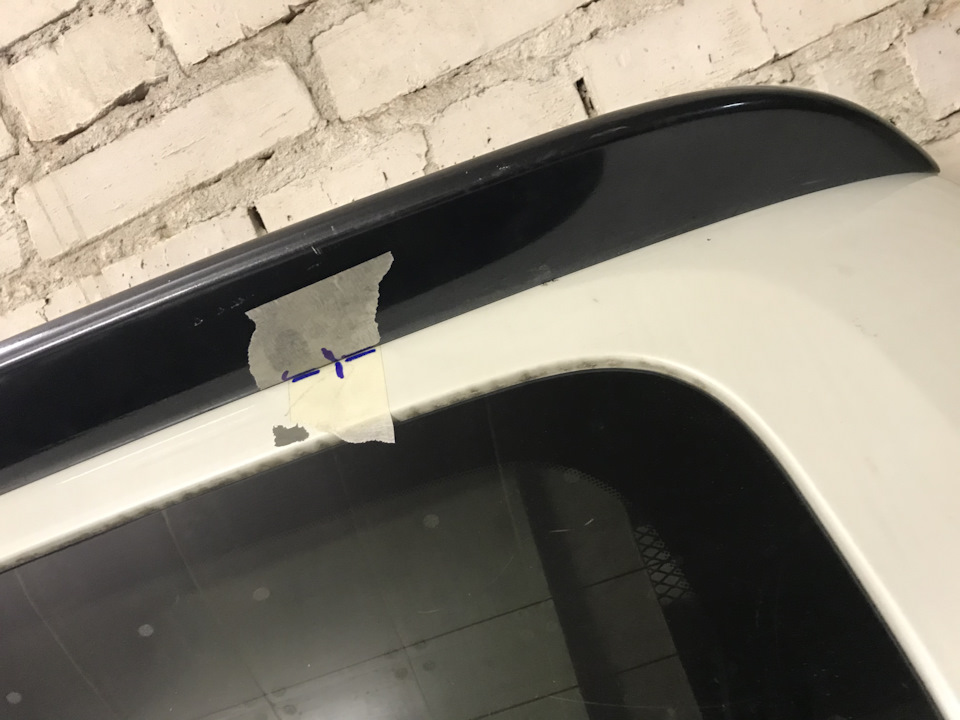 Установка спойлеров на крышку багажника — Nissan Cube II, 1,5 л, 2006 ...