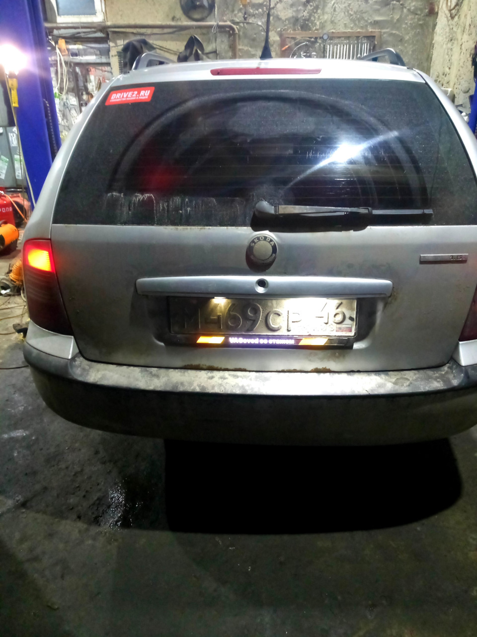 Неравномерная подсветка потому, что слева фонарь совмещён с камерой зх. — Skoda Octavia Combi A4 Mk1