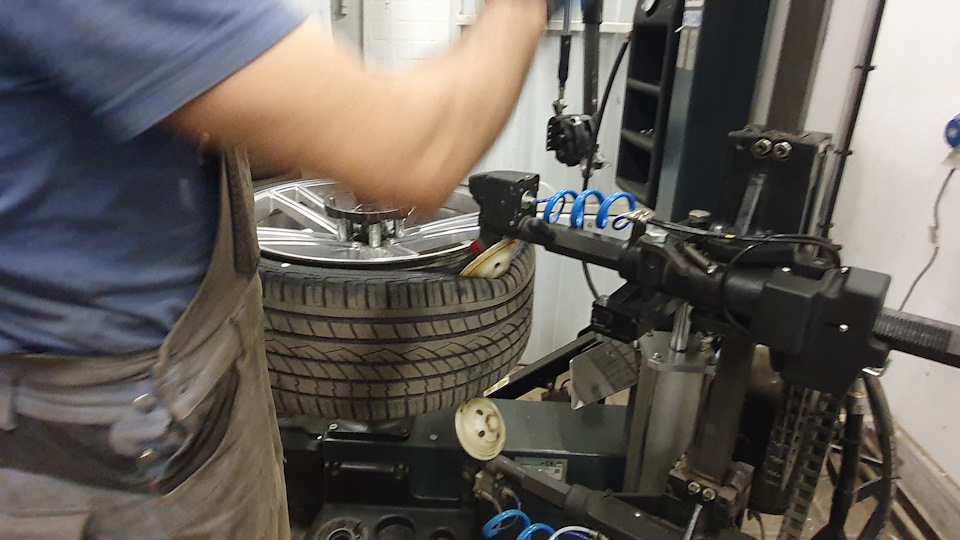 Для оптимизации балансировочных грузов, необходимо провернуть шину. Вот этот станок — Audi Q7 (1G)