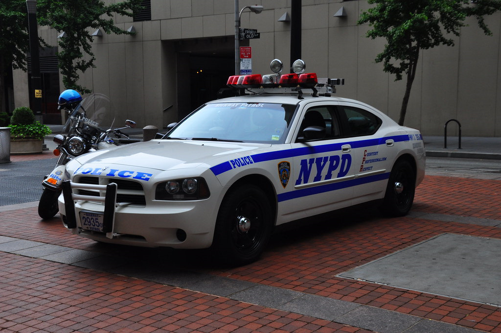 Зеленая полицейская машина. Додж Чарджер полиция NYPD. Dodge Charger NYPD. Dodge Charger 2022 NYPD. Dodge Charger 2006 Police.