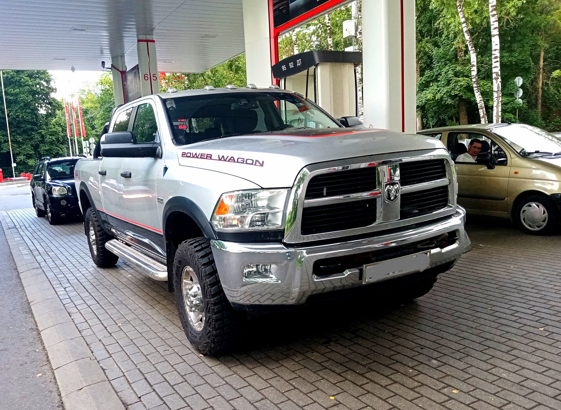 Рам москва. Dodge Ram 2019. Йеллоустоун dodge Ram. Dodge Ram RTX. Dodge Ram на парковке.