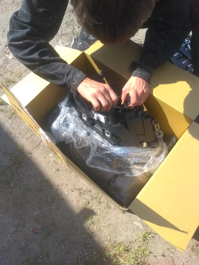 Снятие секретки с топливной системы. Замена передней правовой фары ...