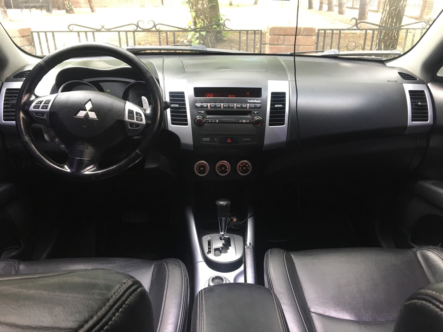 Mitsubishi outlander xl салон. Митсубиси Аутлендер 2008 салон. Салон Аутлендер ХЛ 2008. Mitsubishi Outlander 2 XL салон. Outlander XL 2008 салон.