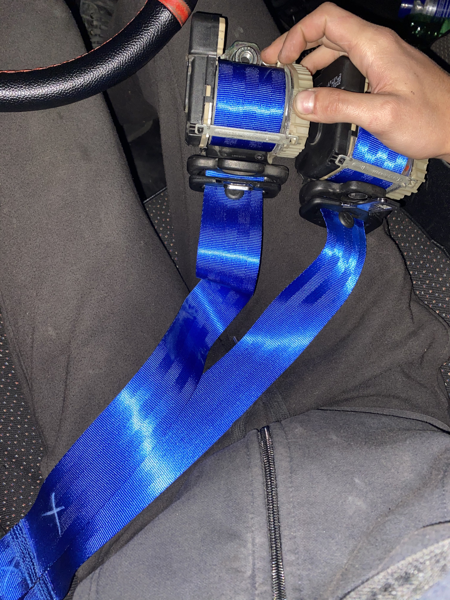Цветной ремень безопасности. Синие ремни безопасности ВАЗ 2114. Синие ремни безопасности ВАЗ Sparco. Синие ремни безопасности Камри. Форд Транзит 2.5 ремни безопасности.