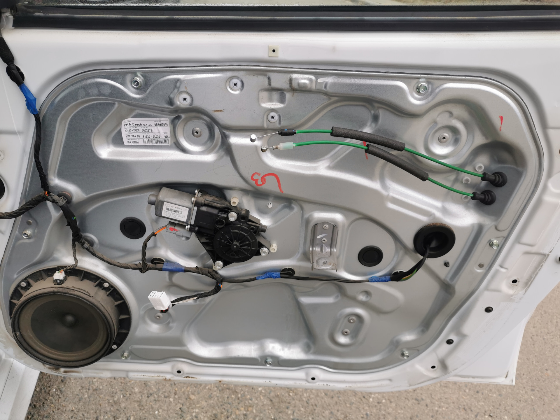 Внутренняя ручка двери (замена) — Hyundai i30 (1G), 1,6 л, 2011 года ...