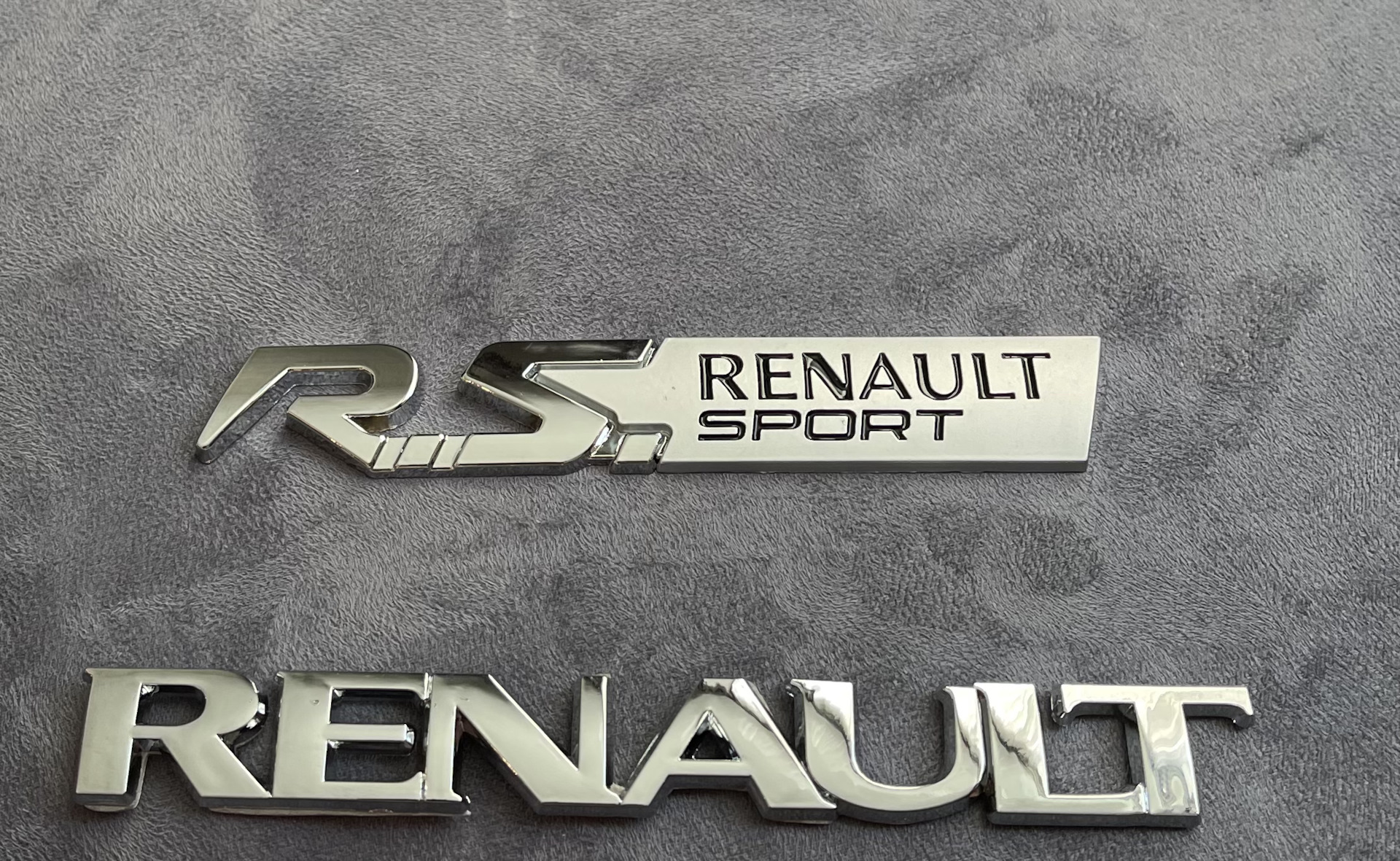 Шильдик Renault