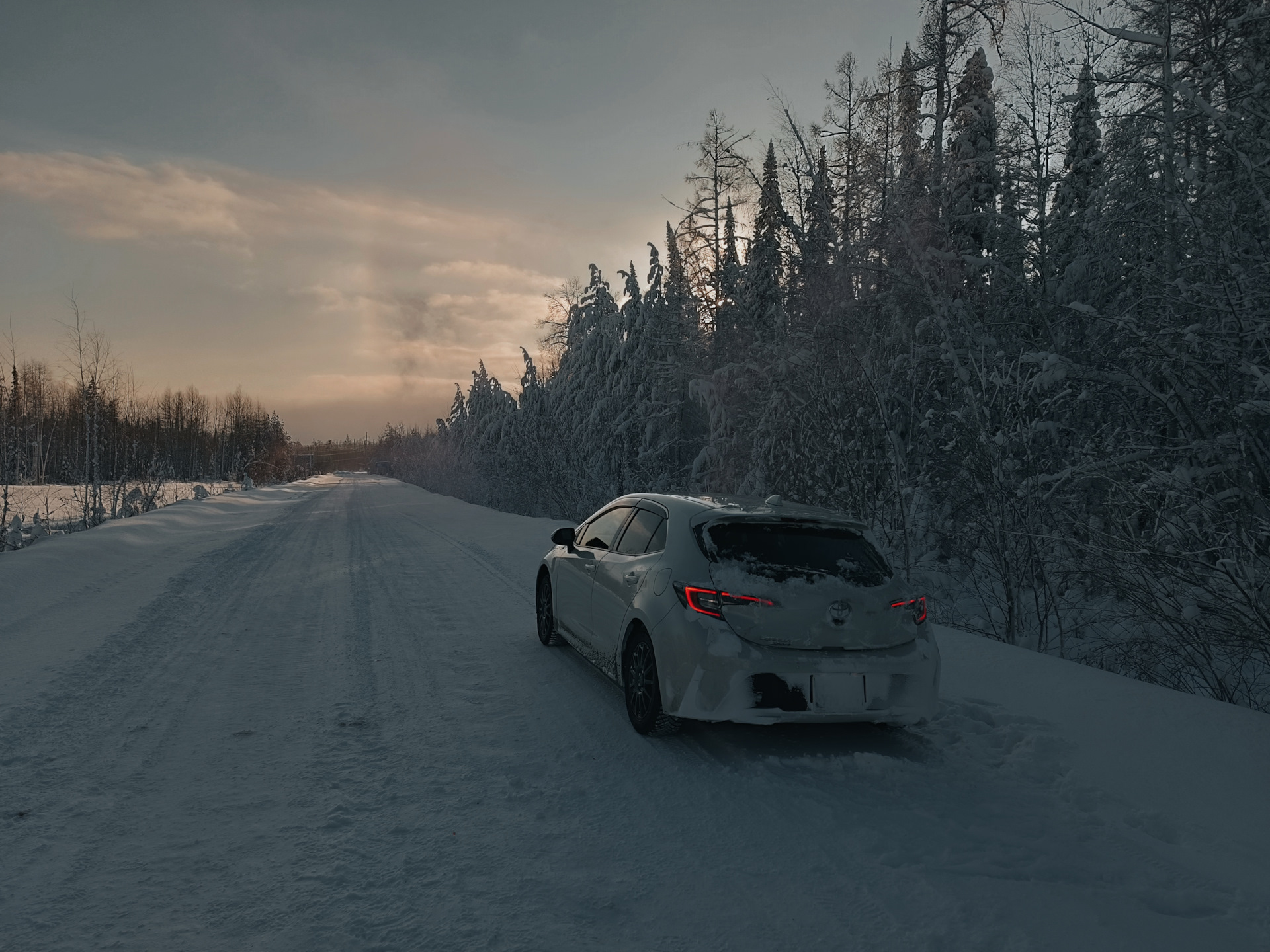 Составь задачу по чертежу и реши 98 км/ч 1200. 1500 км сколько. 2. 1500 км сколько. 1500 км сколько.