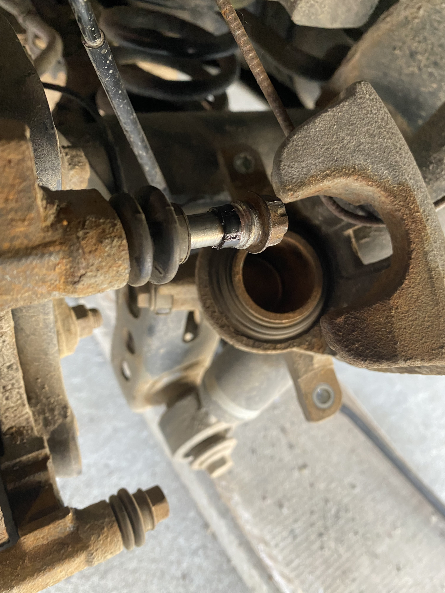 Направляющие заднего суппорта — Toyota Fortuner (2G), 2,7 л, 2019 года ...
