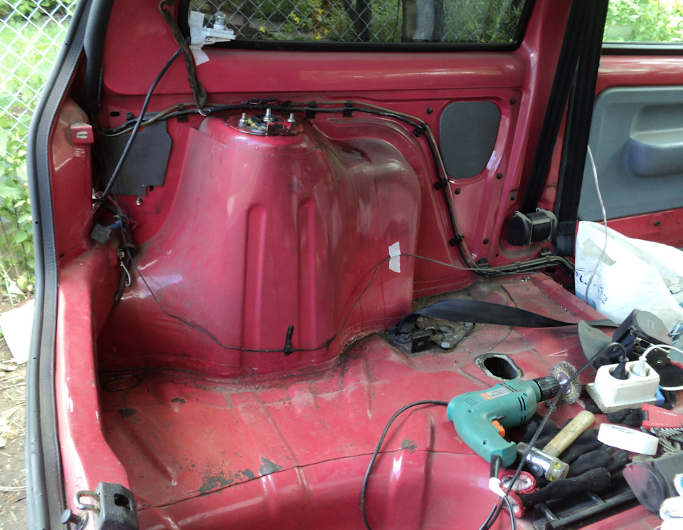 Углы, стыки деталей (особенно с нахлестом) и лючки — потенциальные очаги коррозии — Renault Twingo I