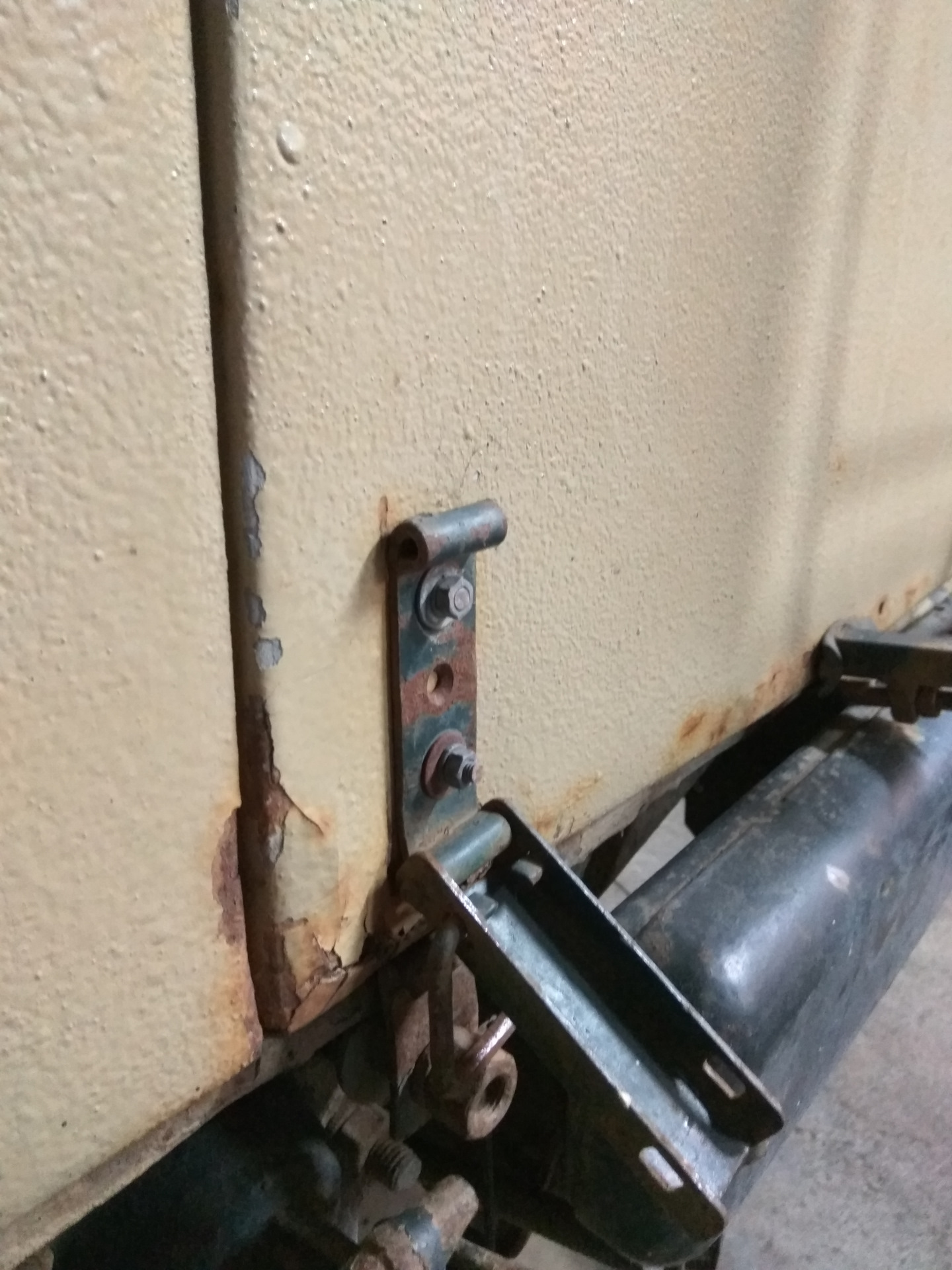 Блокировка задней двери от самопроизвольного открывания на бездорожье ...