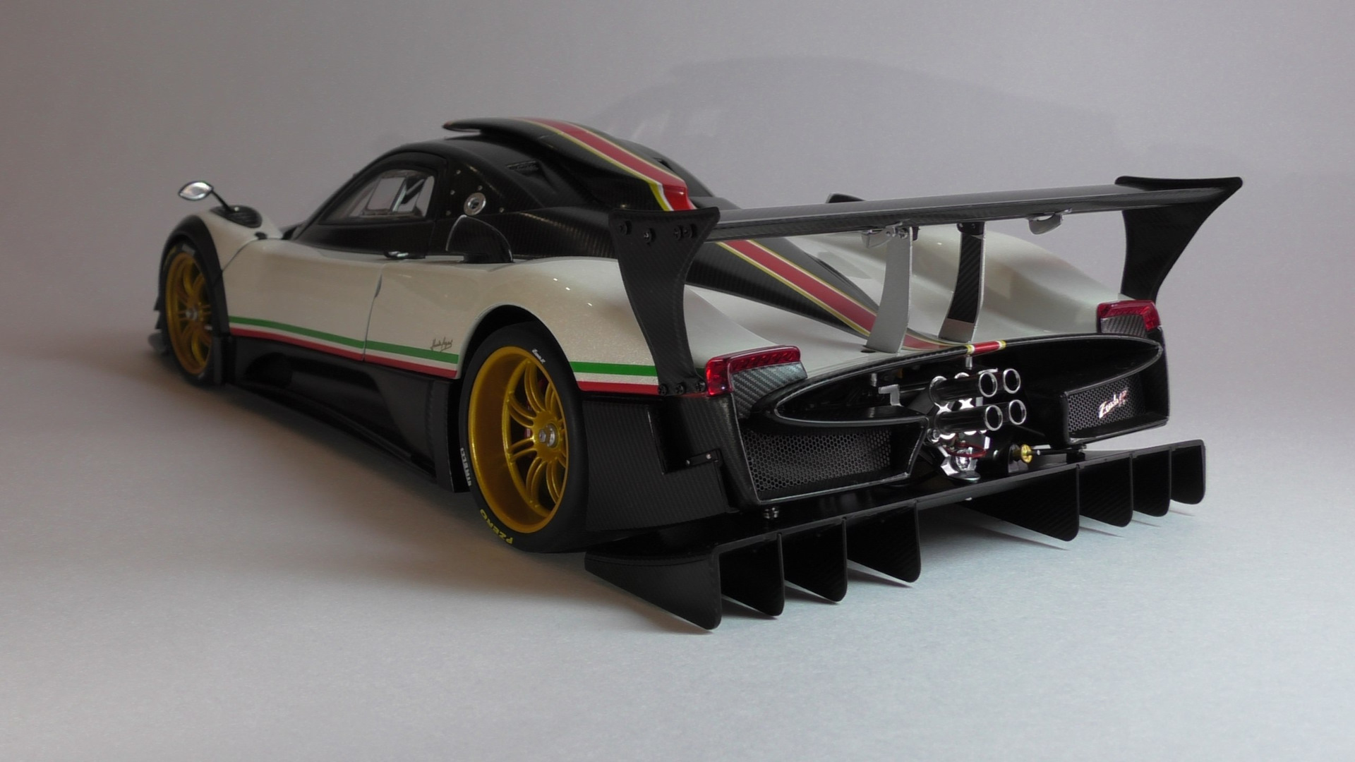 W1 zon. Zonda r AUTOART. Zonda r 1:18. Zonda r engine 1:18. Самые дешевые модели 1 18 от Автоарт.