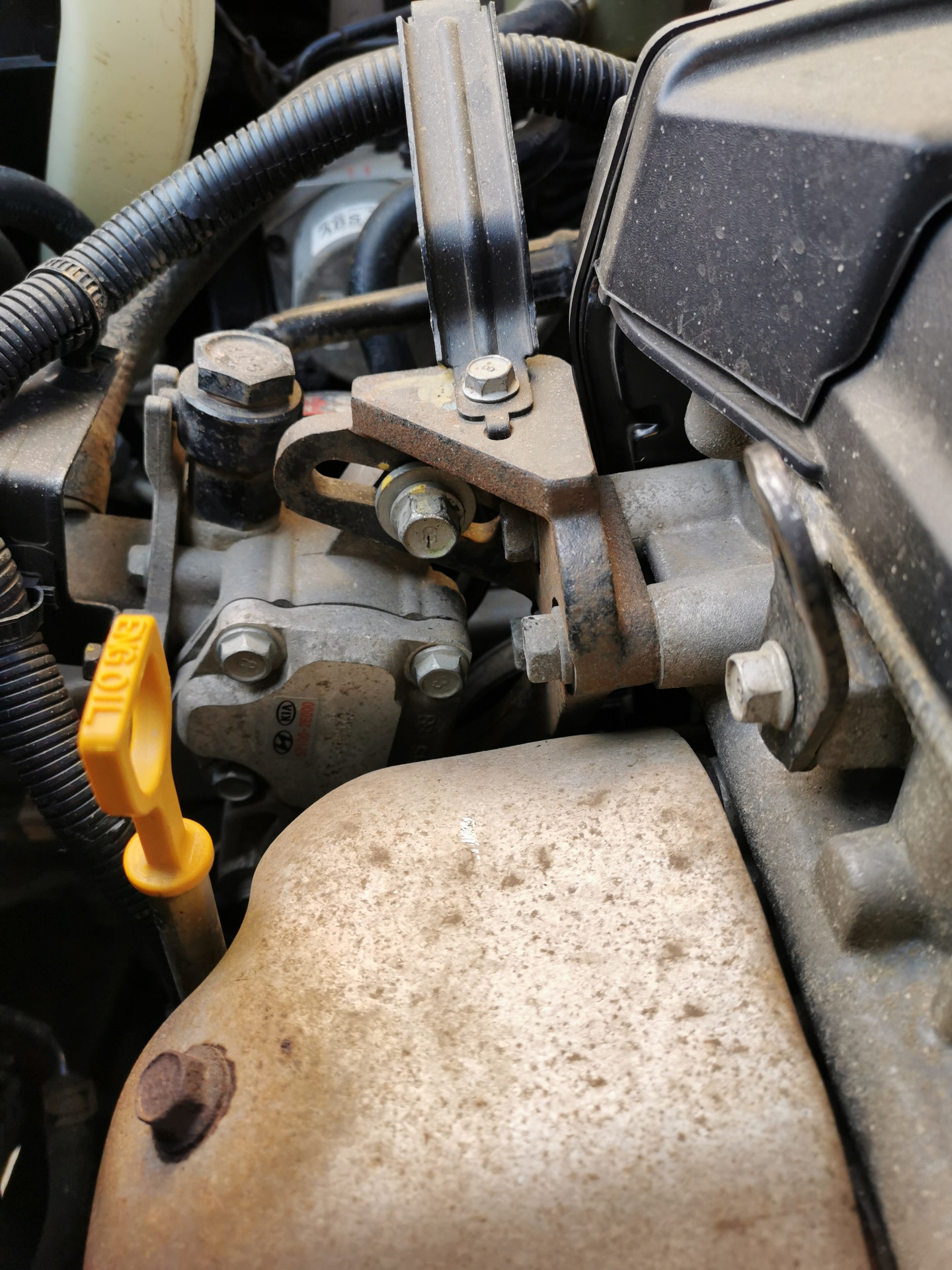 Приводной ремень на мерседес glk220cdi. Свист ремня. Ремень гидроусилителя руля. Свистит ремень при повороте руля. Гидроусилитель ремень под капотом.