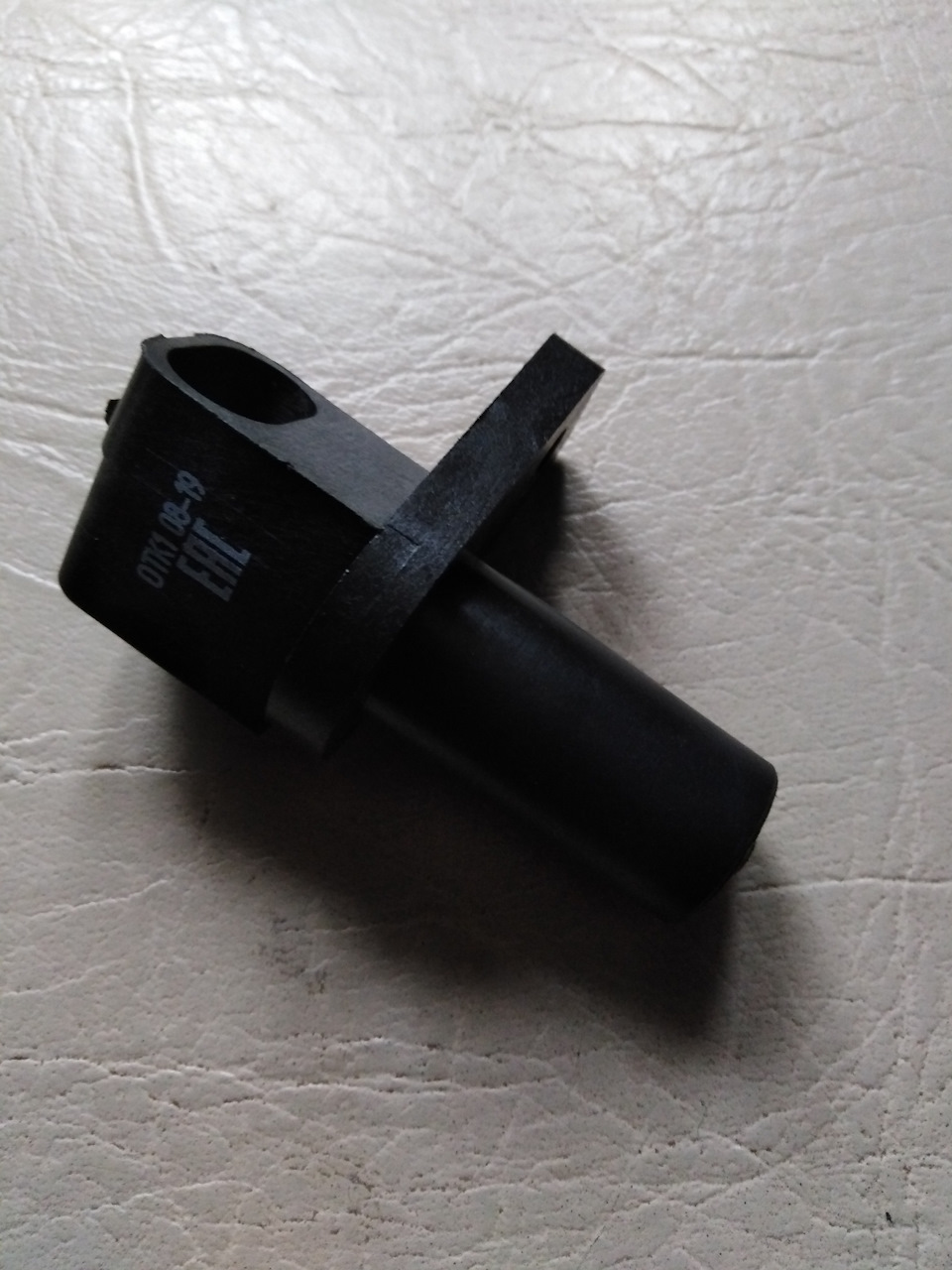 Приора 13 год датчик коленвала. Датчик коленвала калина 16кл. Датчик положения коленвала приора. Датчик положения коленвала 2112. Датчик коленвала ваз приора 16 клапанов.