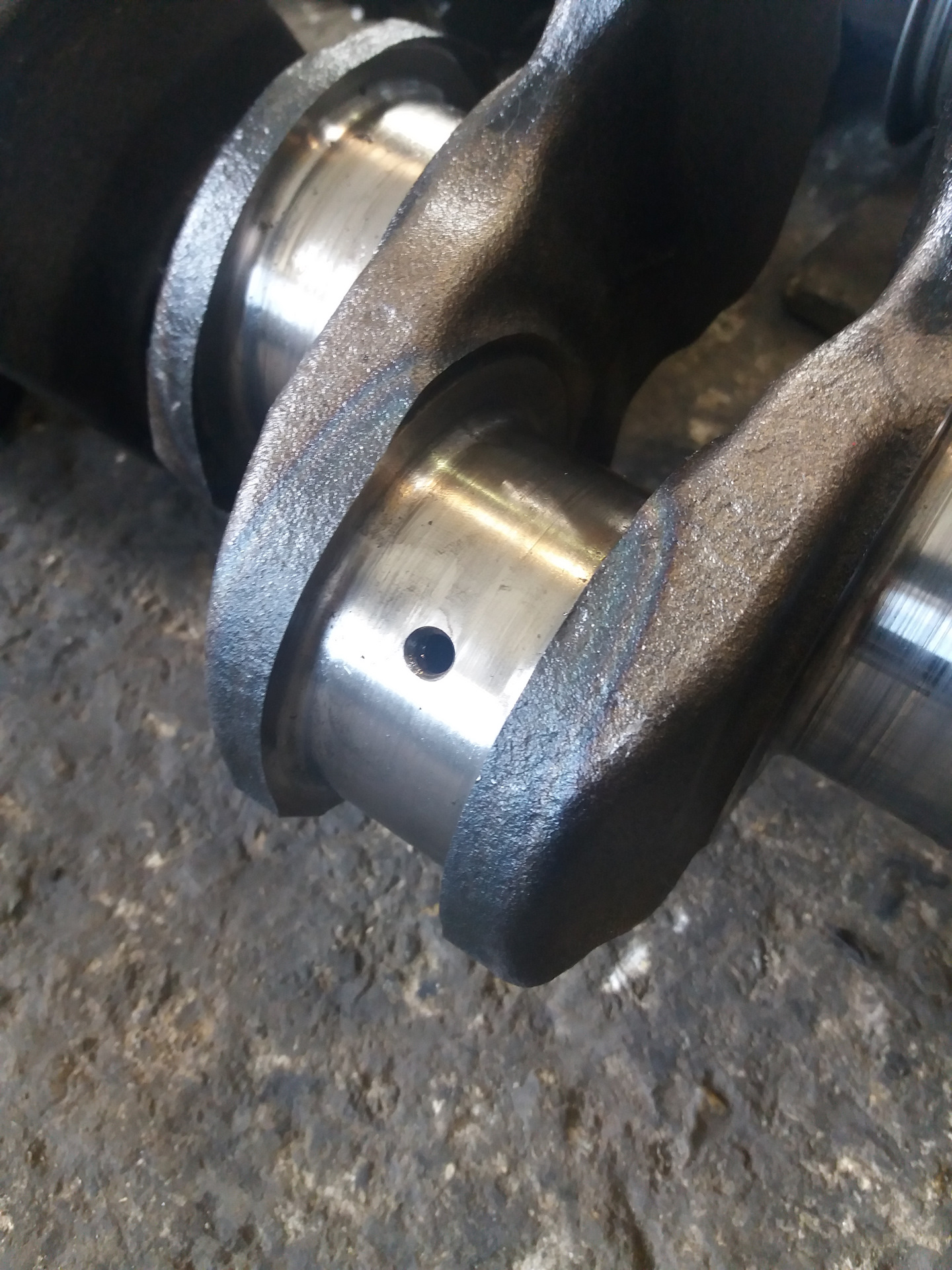 7. на коленвале задиры мазда 6. изношенные вкладыши коленвала камаз. проблемы коленвала. трещины коленвала камаз 740.