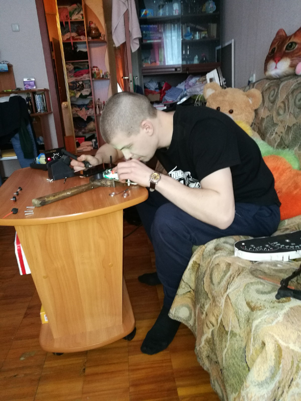 За работой, паяю конечно я не очень, но для себя пойдет)))) — Lada Приора хэтчбек