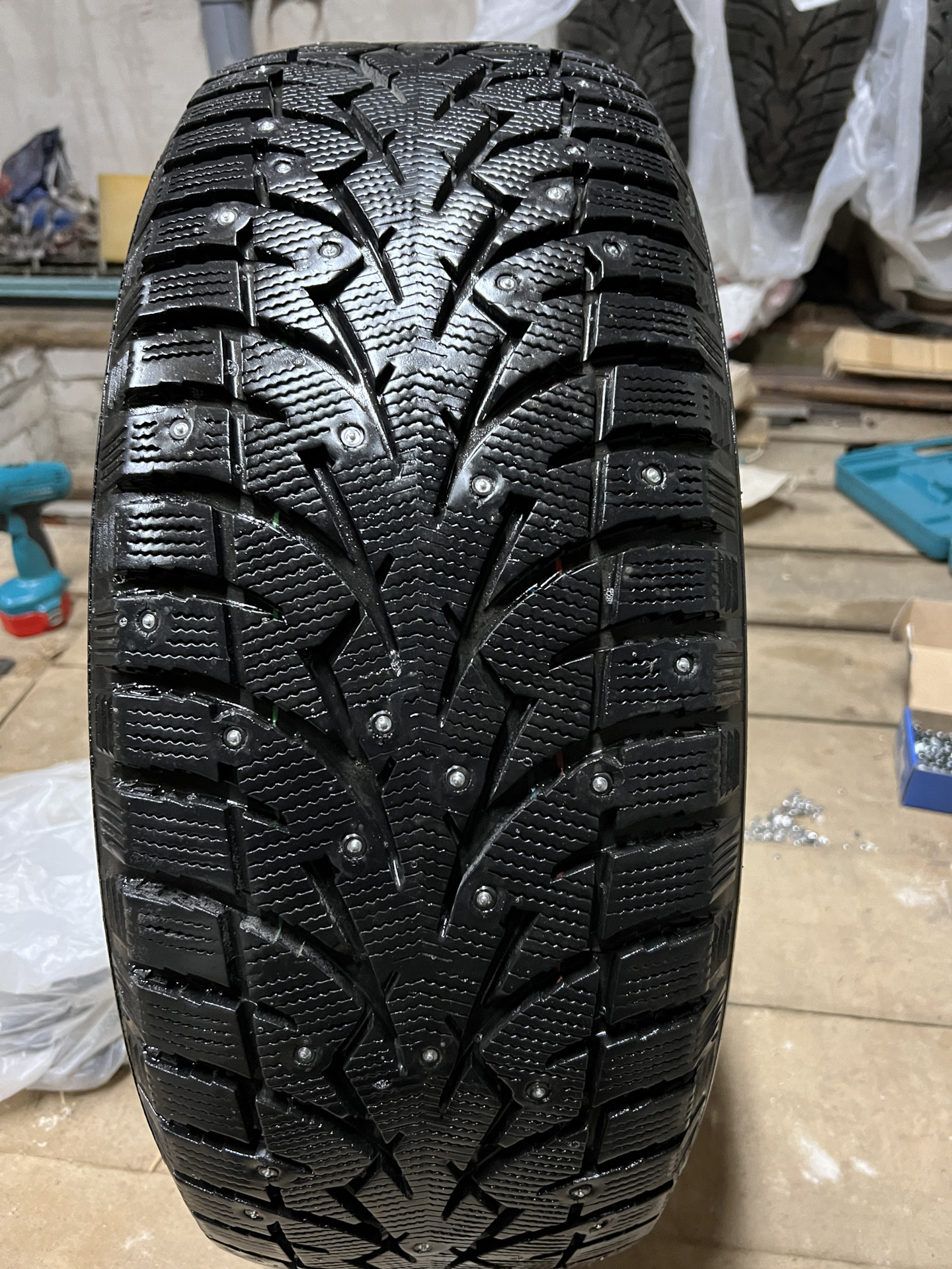 Перешиповка зимних шин с помощью ремонтных шипов и устройства «Дошипун ...