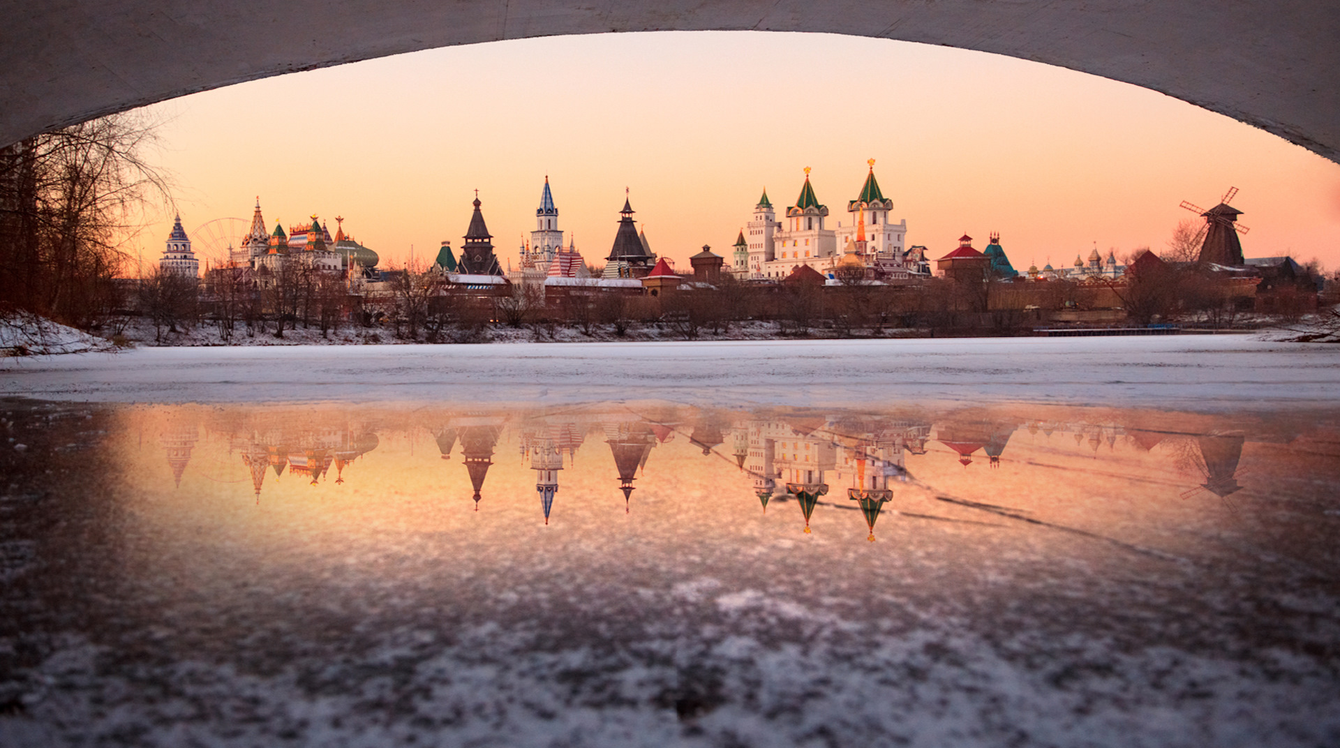 Измайловский Кремль вечером зимой фото