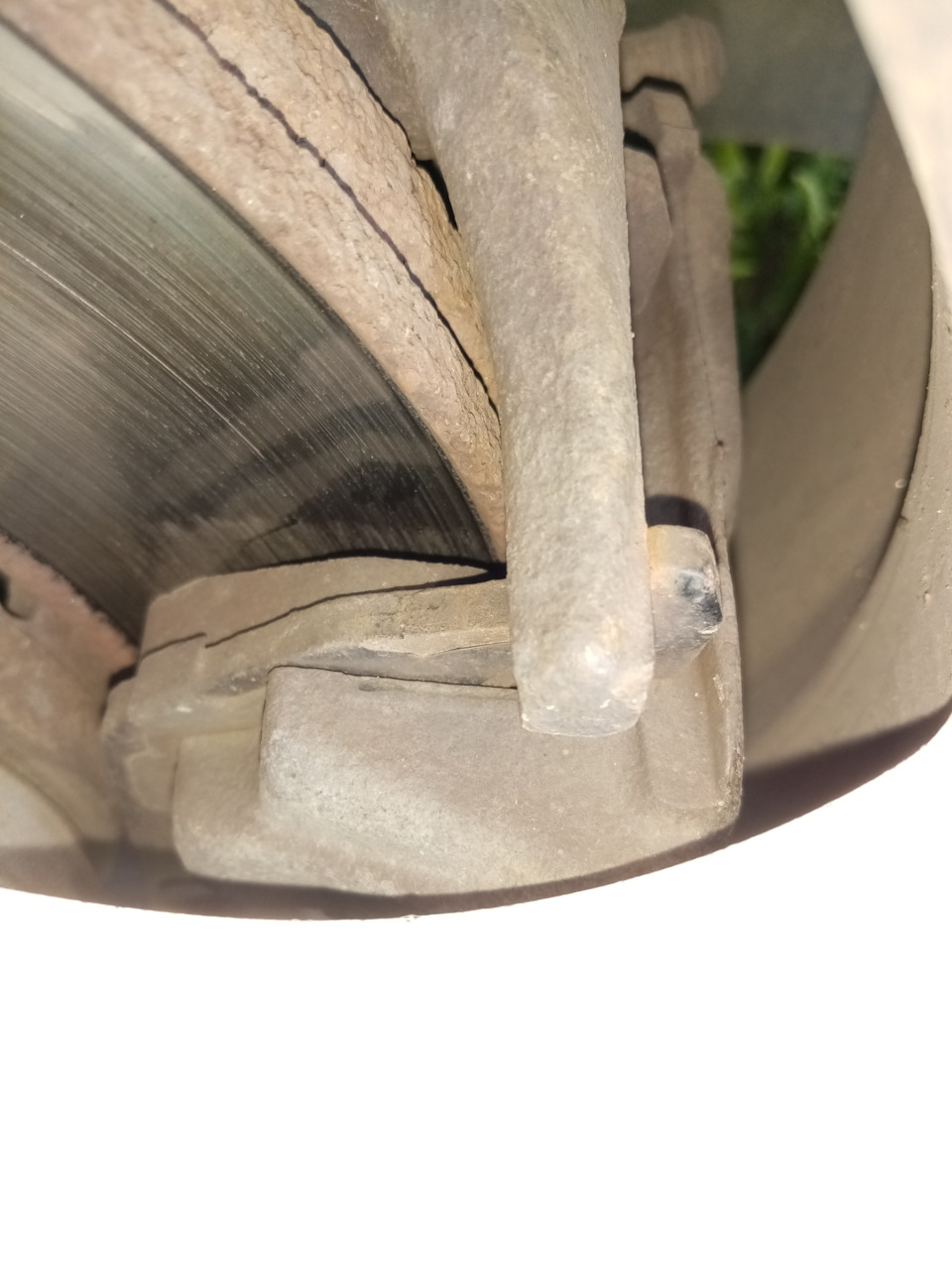 Неравномерный износ передних колодок. — Skoda Fabia Combi Mk2, 1,4 л ...