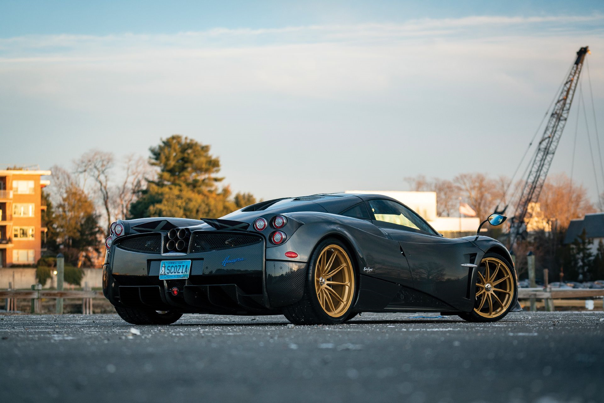 Машины Феррари и Pagani Huayra