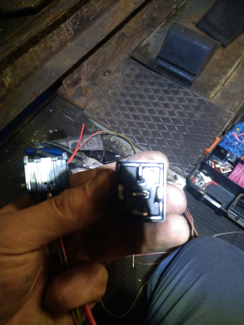 Правильное подключение нештатной магнитолы — Audi A4 Avant (B6), 2,5 л ...