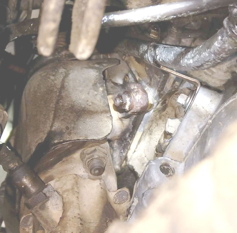 Течь масла из-под выпускного коллектора — Mitsubishi Montero Sport, 3 л ...