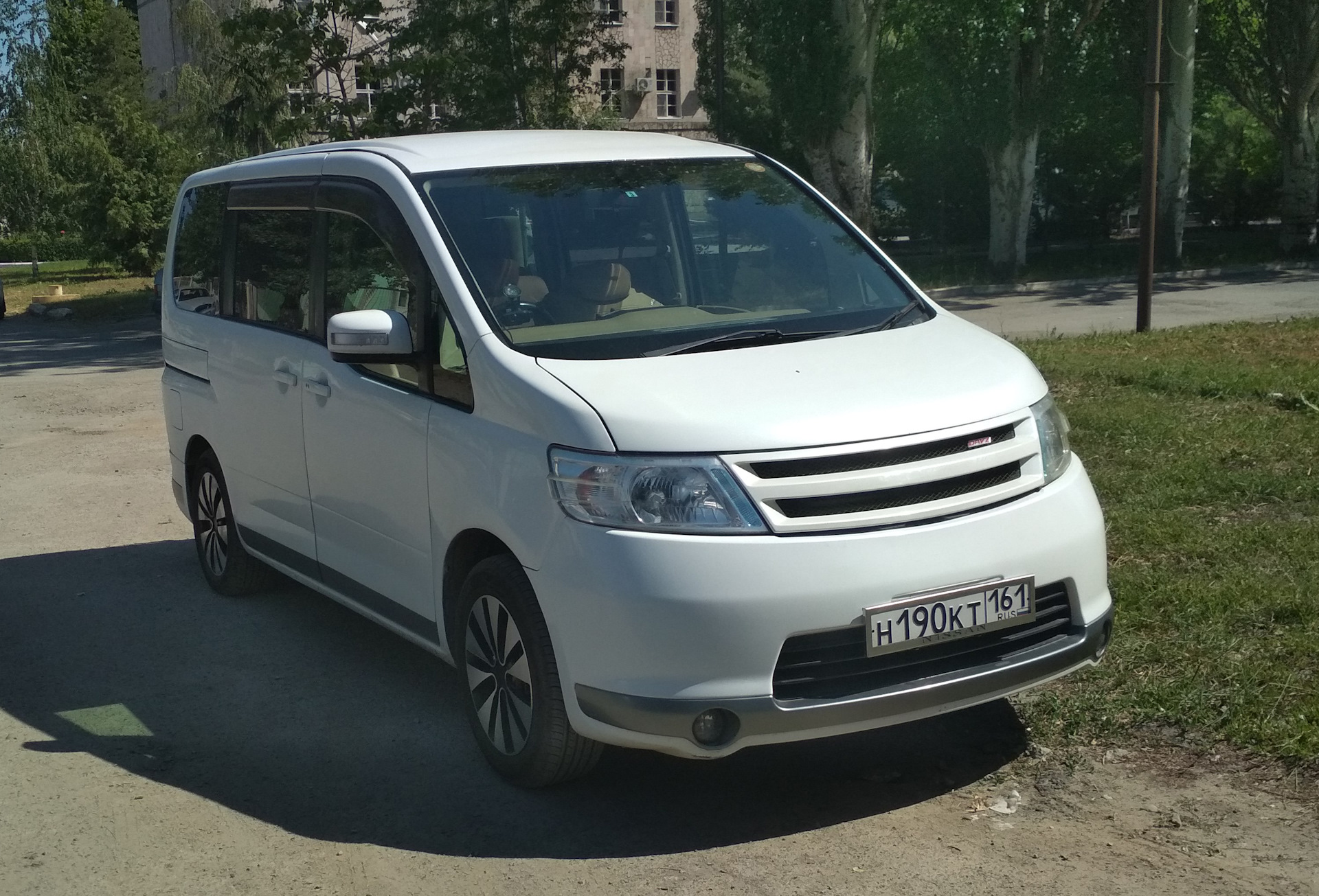 Nissan serena c 25. Ниссан Серена ц 25. Nissan Serena 2.0. Nissan Serena c25 тюнингованная. Ниссан Серена c25 2007г.