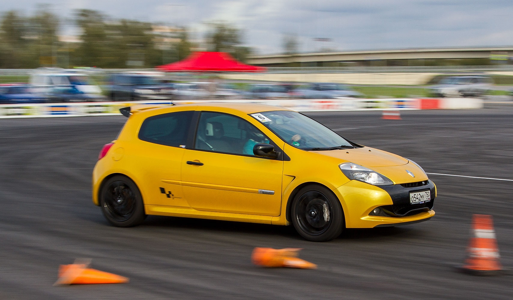 3 sport фото. Megane Clio Sport кислотно зеленый. U,W Clio Sport 832. Лампы Рено Клио 3 спорт. На/ма3 Sport.