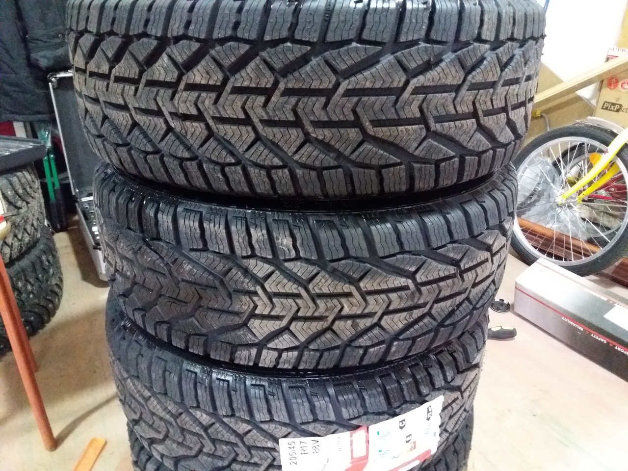 Tigar winter r17. Tigar Winter 205/45 r17. Шина Tigar Winter 225/45r17. 205/45/17 V88 Tigar Winter. Tigar 205/45r17 88v XL Winter.