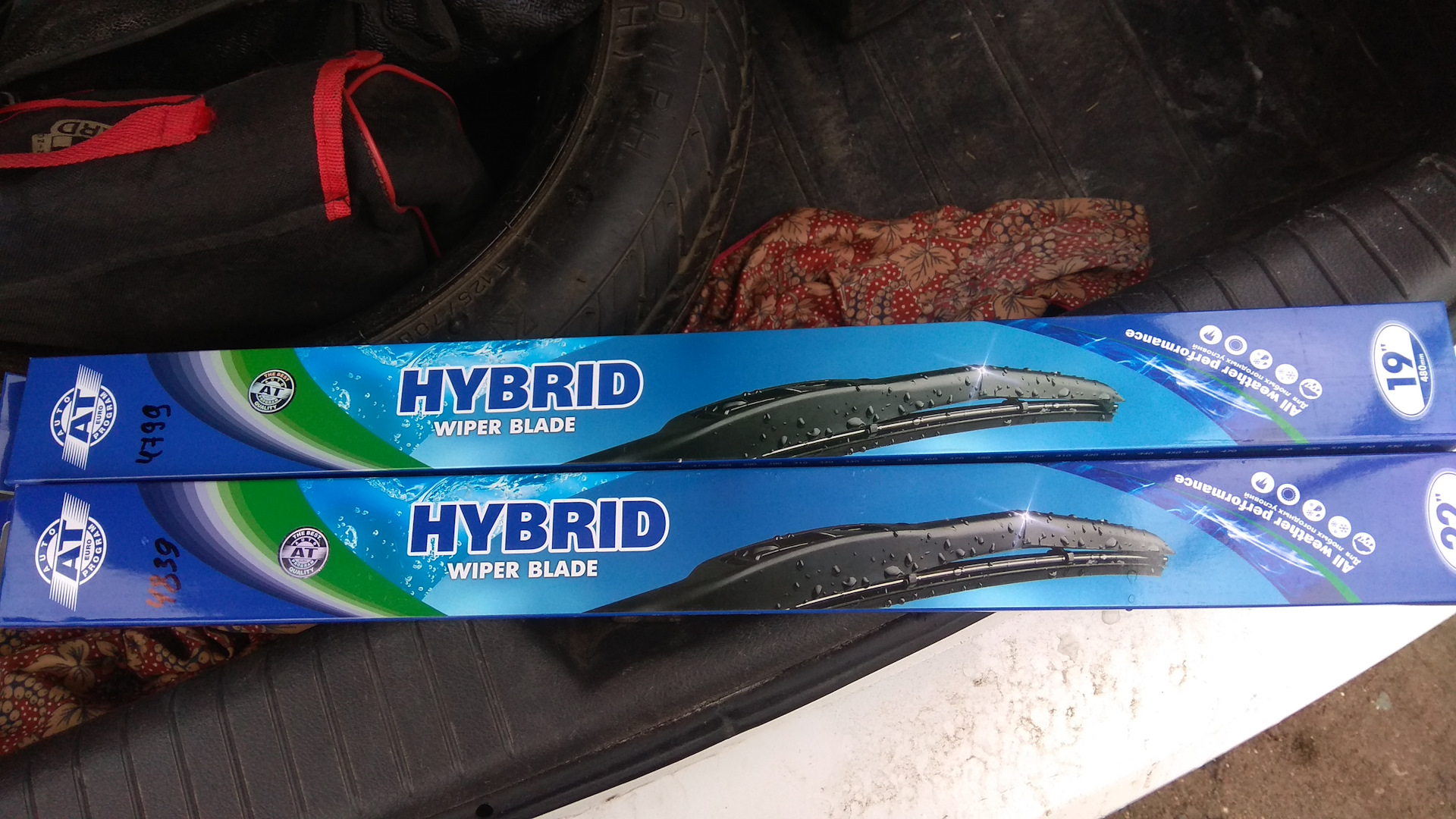 Hybrid wiper blades