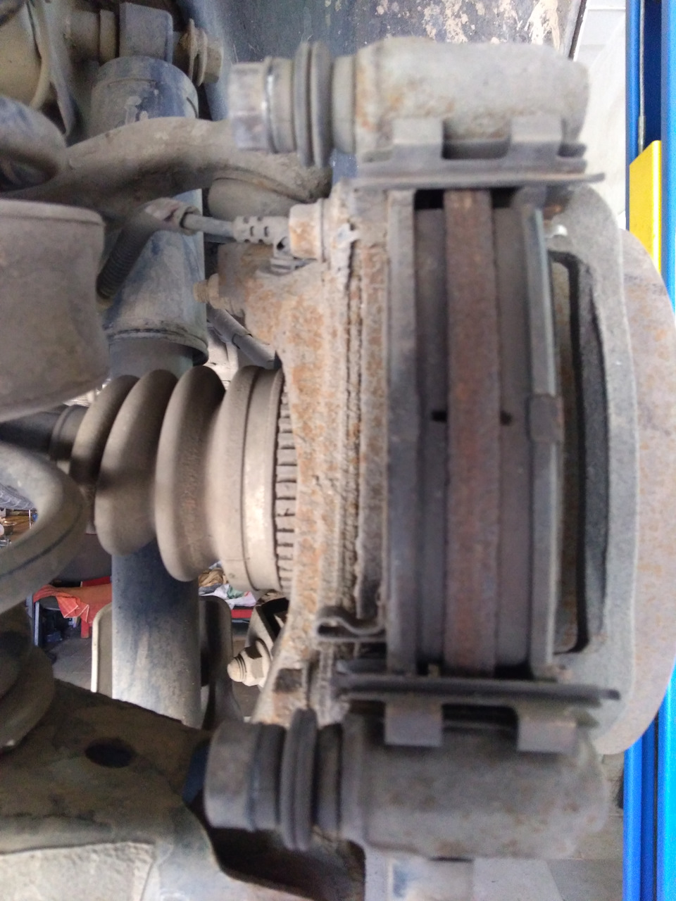 Задние колодки после пробега 18000 км. — Hyundai Santa Fe (2G)