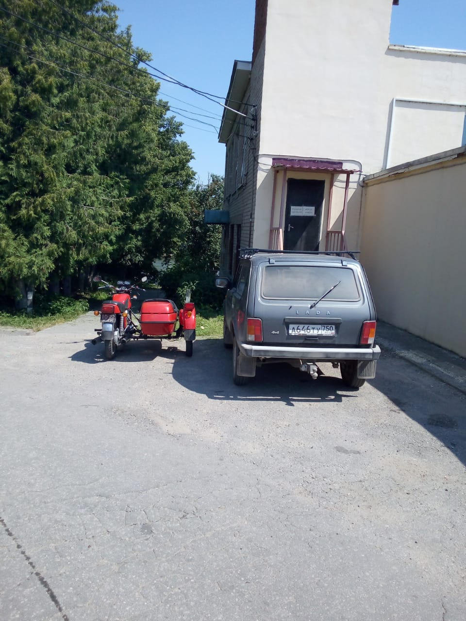 Нивы замеченные в городе Таруса во время отпуска — Lada 4x4 3D, 1,7 л, 1997  года | фотография | DRIVE2