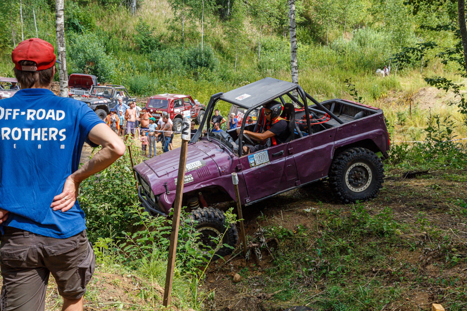 Ездили по очереди. Пока один едет, второй думает над траекторией. Машина проехала в два раза больше секций — в два раза больше нагрузки на технику. — УАЗ 315195 Hunter