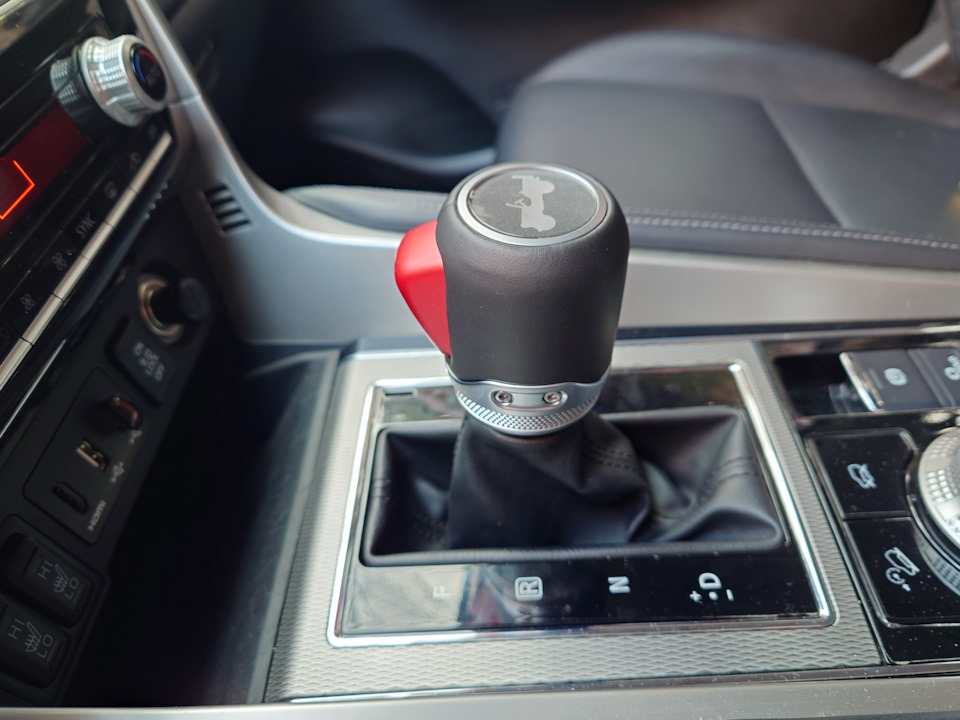 Shift knob from Jeep Wrangler JL on Pajero Sport 3 — Mitsubishi Pajero