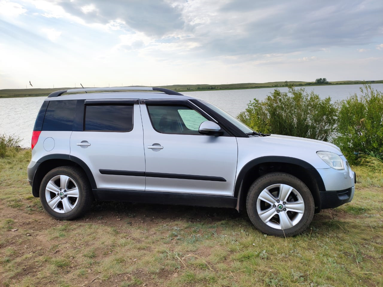 Аксессуары для шкоды йети. Skoda yeti 1. Пороги подножки skoda yeti. Накладки на крылья шкода йети. Расширители арок шкода йети 2012.