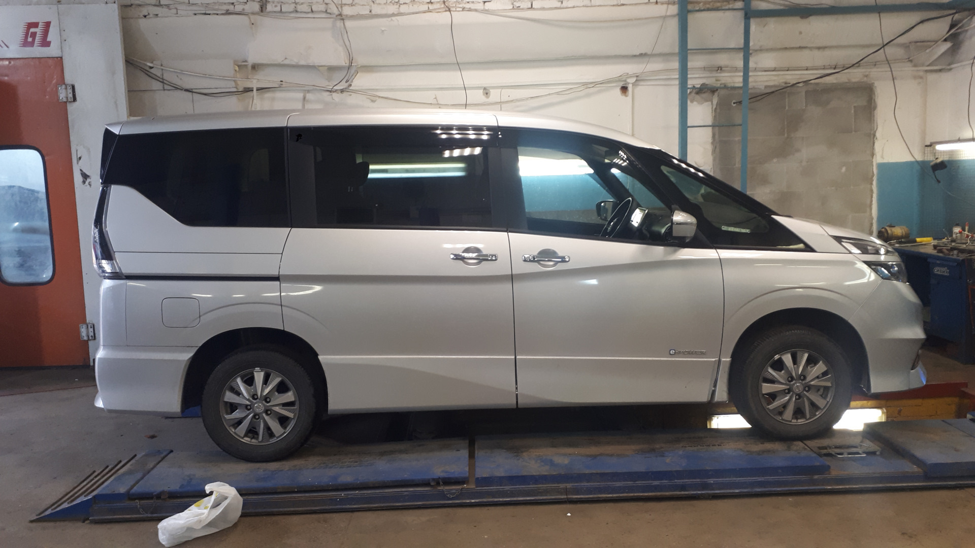 Диск ниссан серена. Nissan Serena c26. Ниссан Серена 5 поколение. Ниссан Серена c27 клиренс. Nissan Serena 2016.