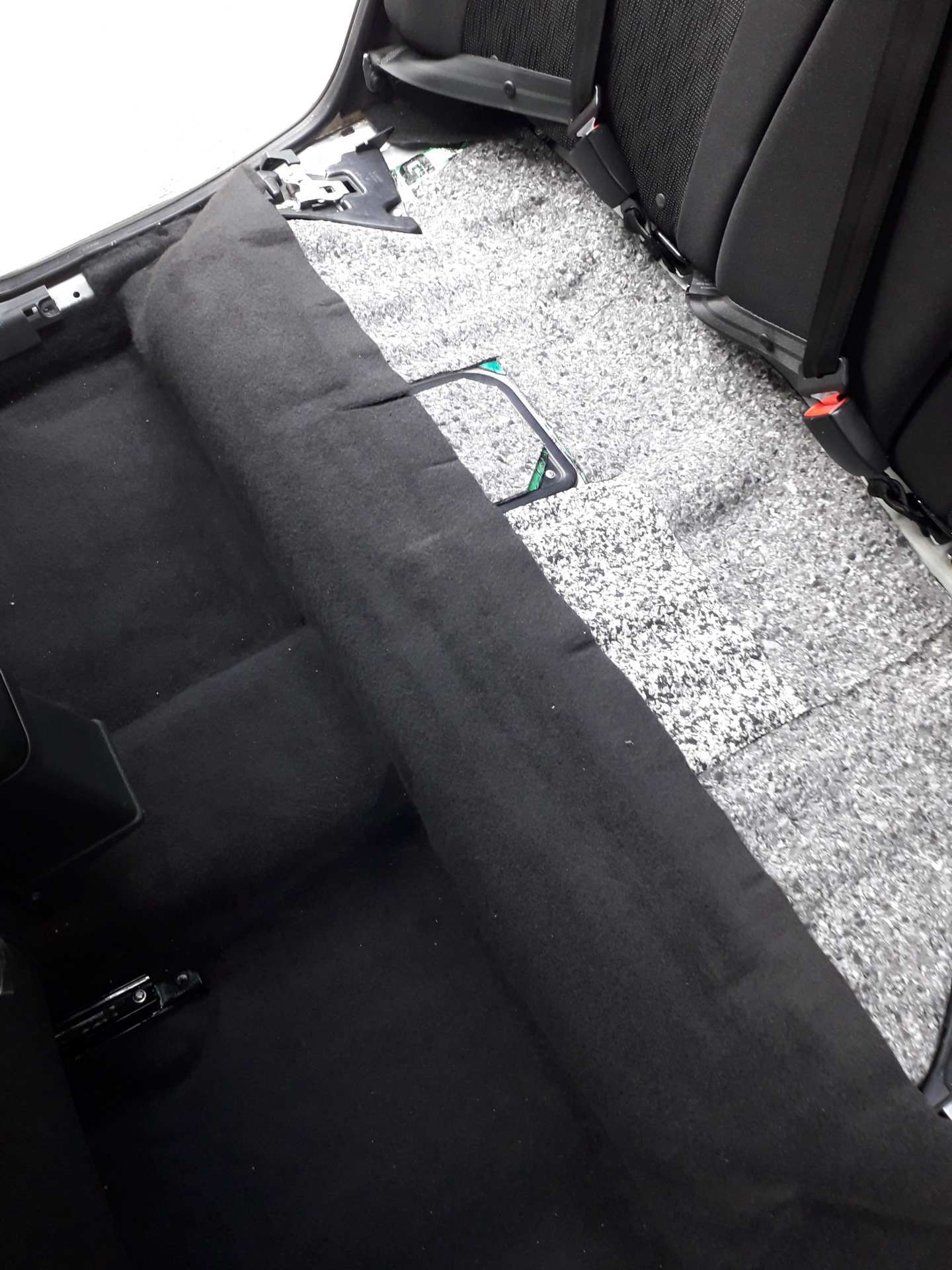 Шумка, продолжение, пол под задним диваном — Lada Приора седан, 1,6 л ...