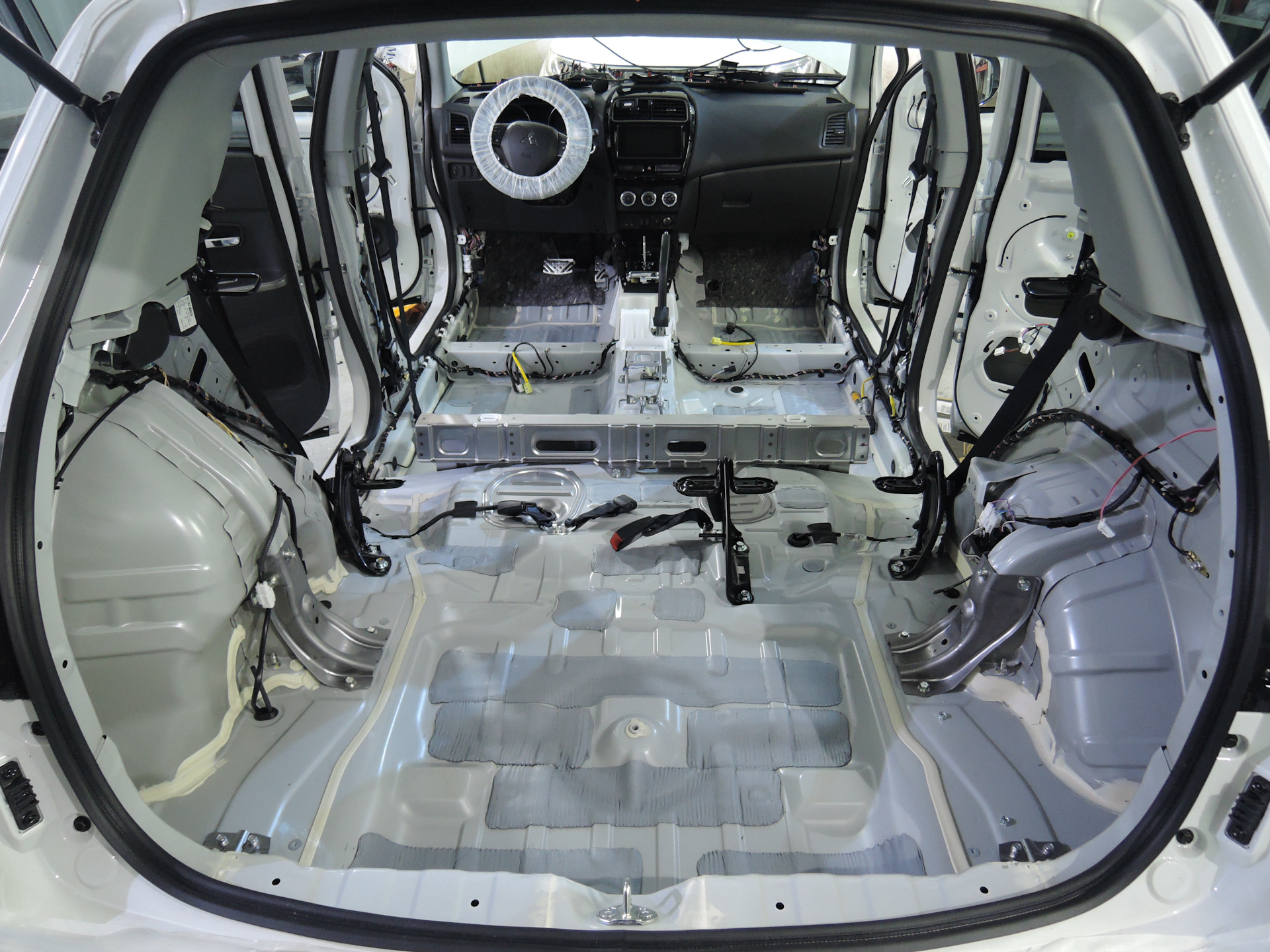 Шумоизоляция асх. Шумоизоляция митсубиси асх. Шумоизоляция асх. Митсубиси асх заводская шумоизоляция пола. Шумоизоляция арок митсубиси асх.