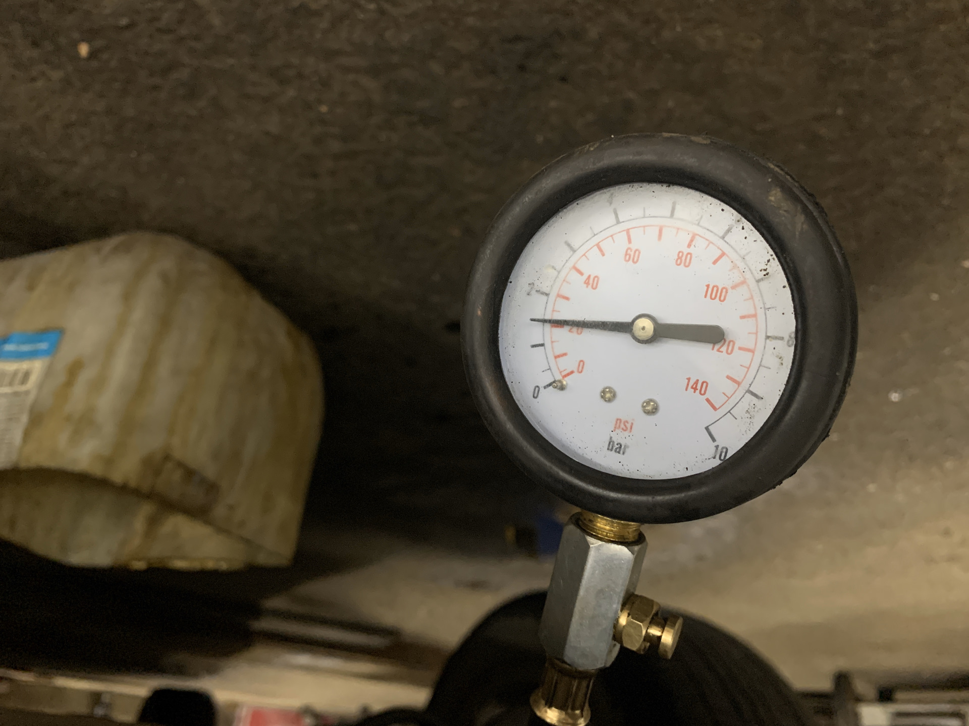 Давление масла спектра. Замер давления масла в двигателе m52. Замер давление масла в двигателе w212. Крышка для замера давления масла ДВС 642. Замер давления масла в двигателе Infiniti g25.