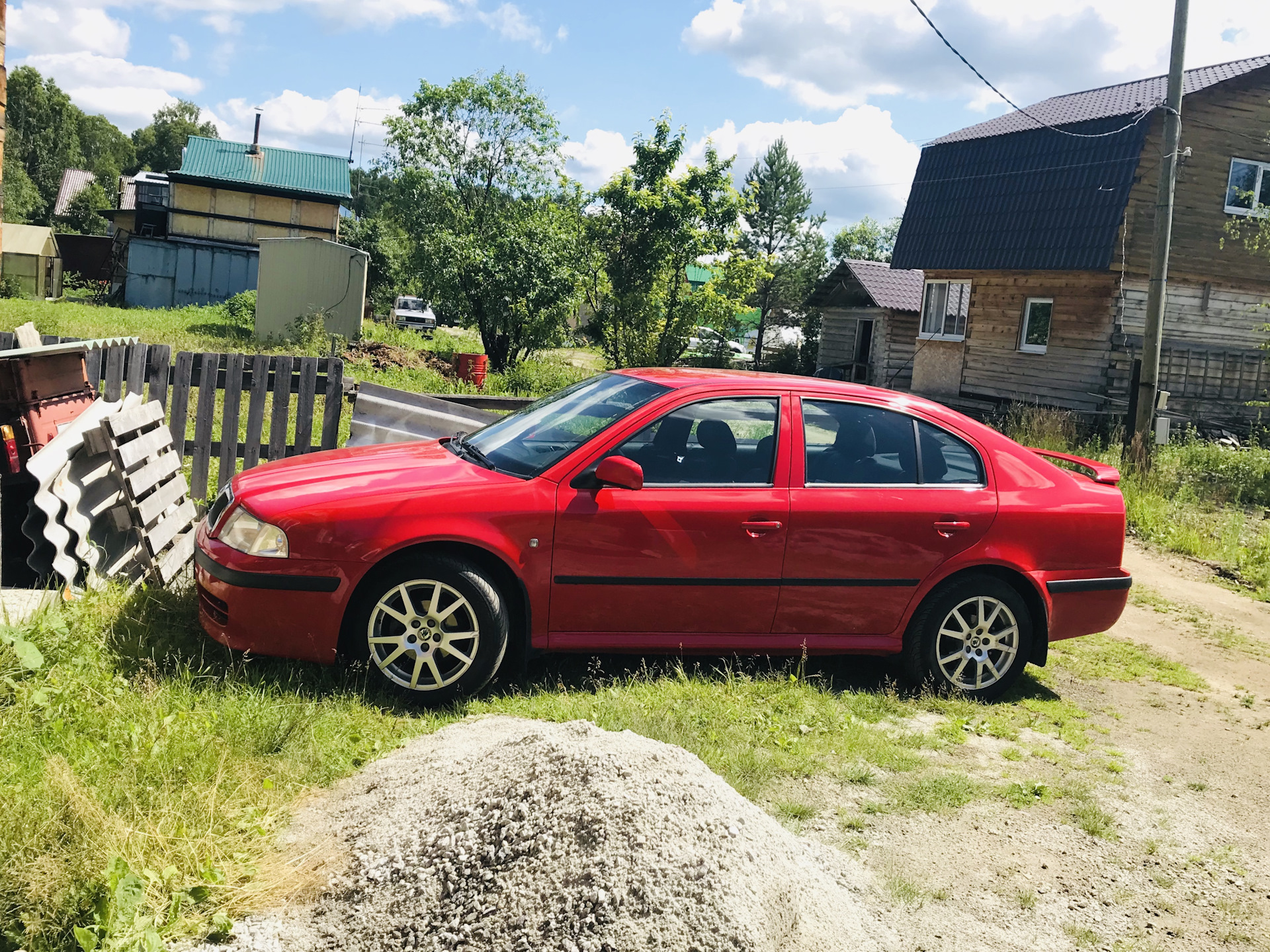 Octavia red. Шкода Октавия красная. Октавия красная 2005. Шкода Октавия 2007 красная. Шкода Октавия 2001 красная.