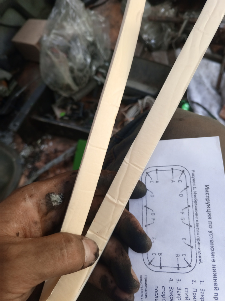 Затем приклеил к крыше вот такой уплотнитель, шёл в комплекте, в инструкции написано приклеить на 88клей, хотя уплотнитель с клейким слоем. Я клей не использовал. — Lada 2120 Надежда