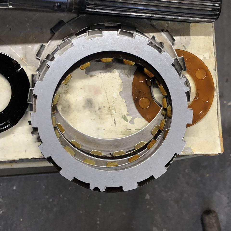 снизу лежит родной диск — Toyota Crown (S120)