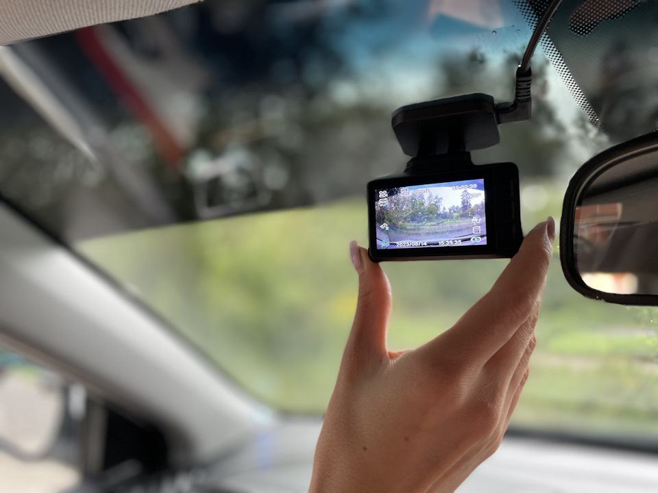 Устанавливаем сам регистратор — KIA Rio (3G)