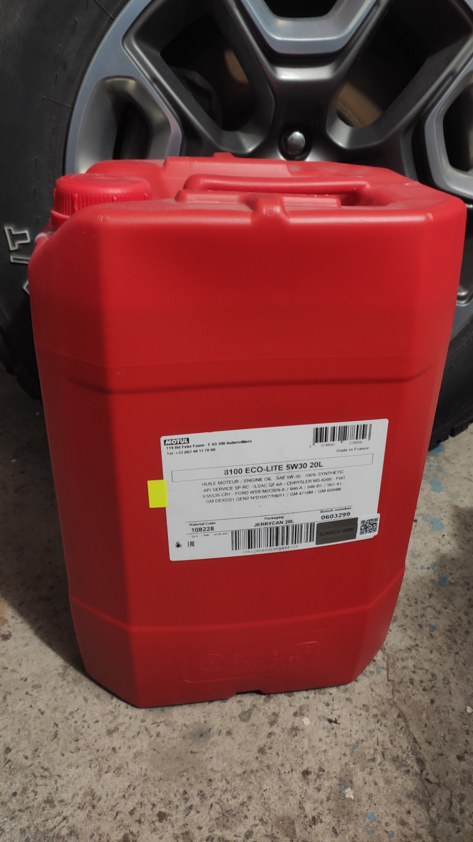5w-30, подходит и для джипа и для хонды — Jeep Cherokee (KL). Запчасти на фото: ENGINE, DEXOS1
