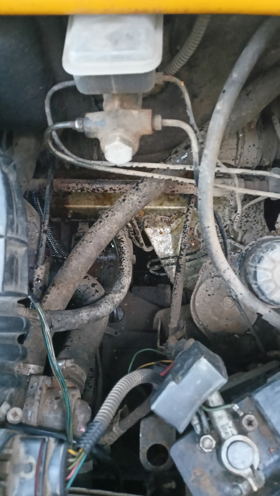 Крутил стартер, не заводилась. В один момент схватило и пробило ГБЦ ...